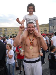Împreună cu Stanley Thomson